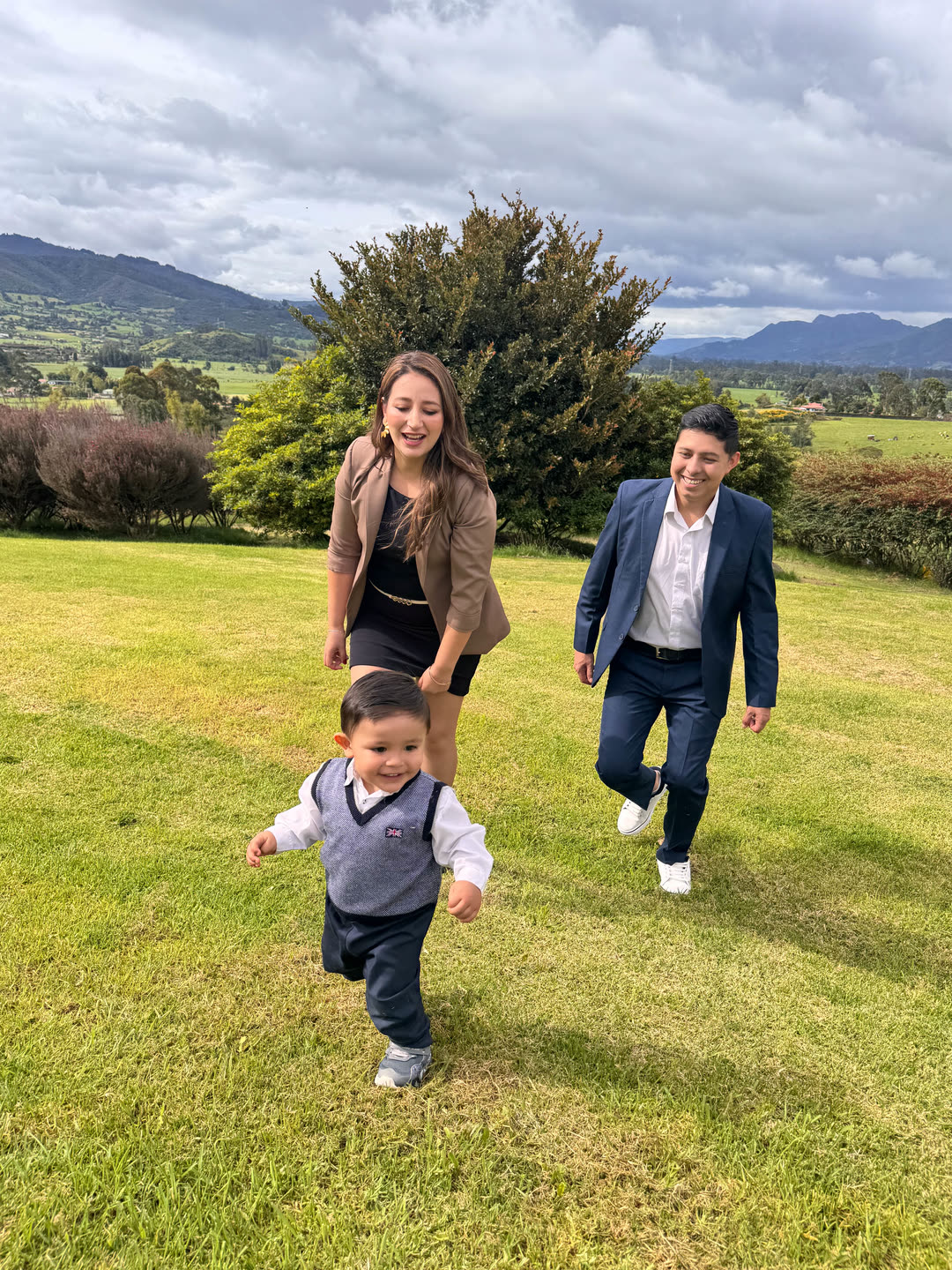 Karen, Johan y su hijo corriendo en el jardín