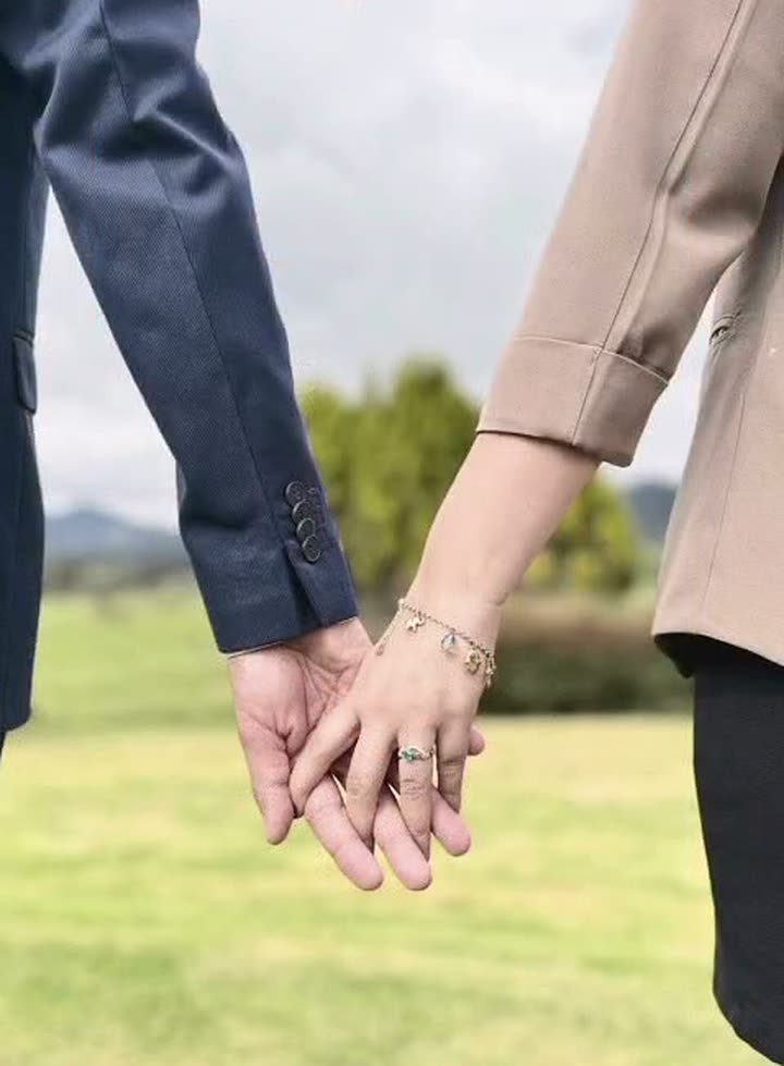 Karen y Johan tomados de la mano